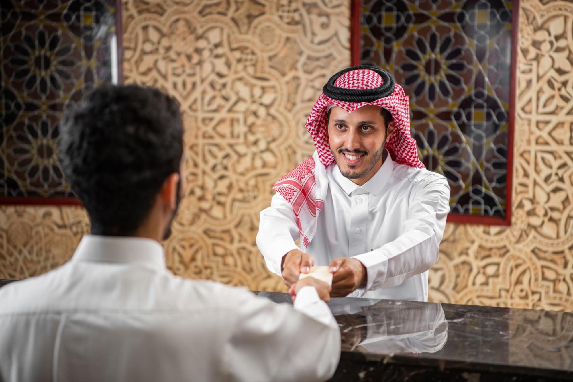 Al Shohada By Palm Rich Makkah Hotel Mecca Ngoại thất bức ảnh Arab men greeting each other